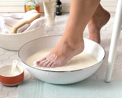 فواید پدیکور با شیر و عسل