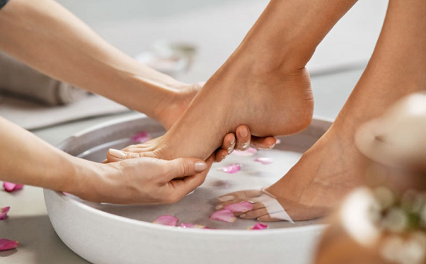 فواید پدیکور با شیر و عسل