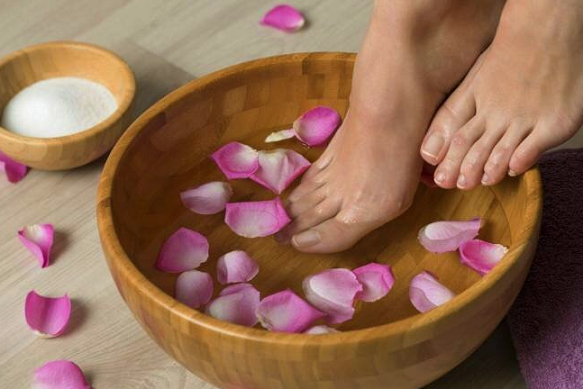 فواید پدیکور با شیر و عسل